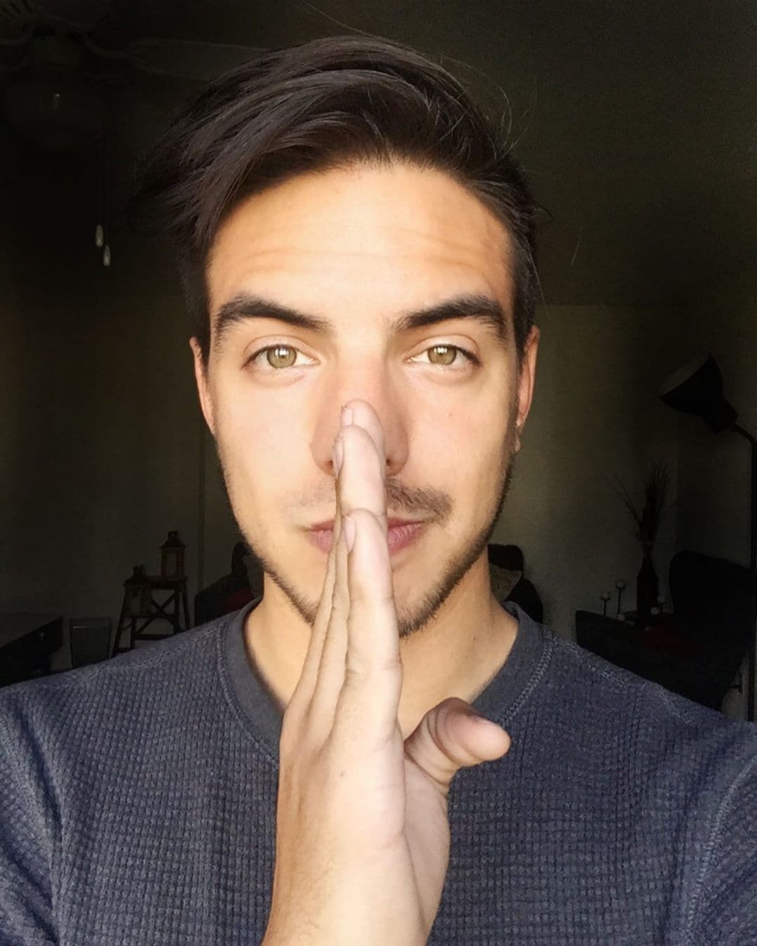 En el 2016, el hijo de Derbez decidió entrar al mundo de la música y debutó con el sencillo ‘Te Olvidé’, llamando a su EP: Vadhir Derbez. Y así esperamos que vengan más éxitos para Vadhir.