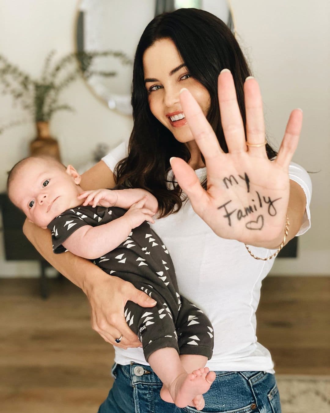 El hijo de la actriz se llama Callum Michael Rebel. 
<br>
<br>“Nos han hecho muchas preguntas así que les comparto algunas cosas. Callum significa ‘paloma’ en galélico, un nombre que se eligió por significar ‘dulce y pacífico’. Quería honrar a mi madre, su nombre es Reba, pero desde muy pequeña su papá la llamaba Rebel”, compartió el también actor Steve Kazee y papá del bebé.