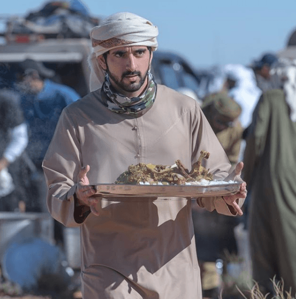 Se llama Hamdan bin Mohammed bin Rashid Al Maktoum, conocido popularmente como Fazza. Y tras la muerte de su hermano mayor, se ha convertido en el heredero al trono de Dubai, en Los Emiratos Árabes Unidos.
