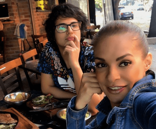 Asimismo, la actriz, que dio vida a 'Rosa Aurora' en el programa 'María de todos los Ángeles', aclaró los rumores de que su hijo tuvo un problema de adicciones. "Mi hijo no toma, no le gusta. (...) No fuma porque él quiere ser cantante", compartió.
