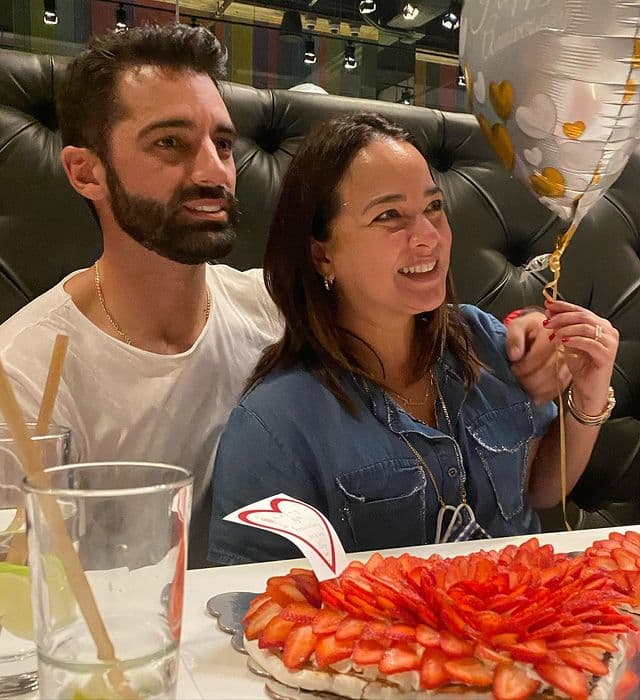 El pasado 18 de
<b>mayo </b>fue cumpleaños de López y tras una celebración en el programa "Hoy día", así como en redes sociales, llamó la atención que a la conductora jamás se le vio con su entonces pareja.
<br>
<br>Sin embargo, horas más tarde, el bailarín profesional dedicó un amoroso mensaje dedicado a la presentadora de origen puertorriqueño.
<br>
<br>“FELICIDADES CARIÑO!!!!! El amor de mi vida esta de cumpleaños, celebrando cada año, cada recuerdo imborrable, cada sonrisa tuya llena de luz, amor y felicidad. Aquí un pequeño recuento de tus cumpleaños, siempre intentando que sean inolvidables, pero lo que más deseo es pasar celebrándotelos 50 AÑOS MÁS MÍNIMO!!! A disfrutar tu día, te amo tanto. @adamarilopez”, escribió el bailarín español en el pie de la publicación.
<br>