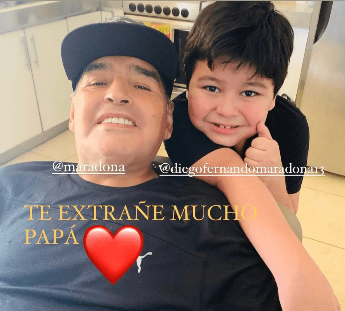 Otra de sus parejas fue Verónica Ojeda con quien tuvo una relación de casi 10 años. Se conocieron en el 2005 y en el 2013 procrearon un hijo a quien llamaron Diego Fernando Maradona Ojeda.