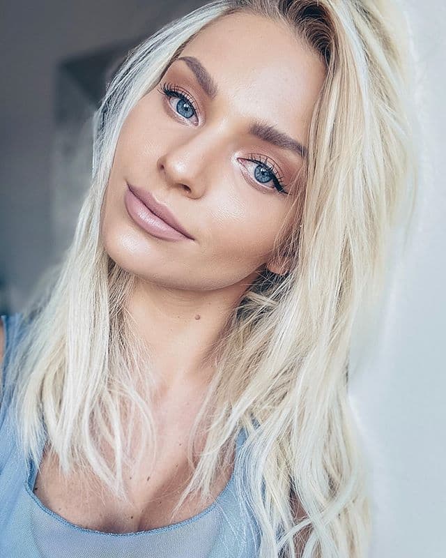 El estilo de rubio de hielo luce de maravilla en chicas rubias con increíbles bronceados; una prueba de ello es Irina Baeva, quien adoptó este estilo y le funcionó a la perfección.