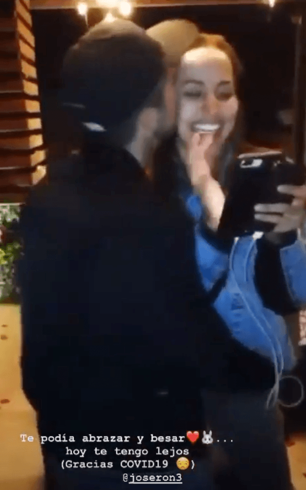 Ante la pandemia por el coronavirus, la pareja no pudo pasar el día juntos pero no fue pretexto para no demostrarse su amor. Ella escribió “Te podía abrazar y besar, hoy te tengo lejos (gracias COVID19)”.