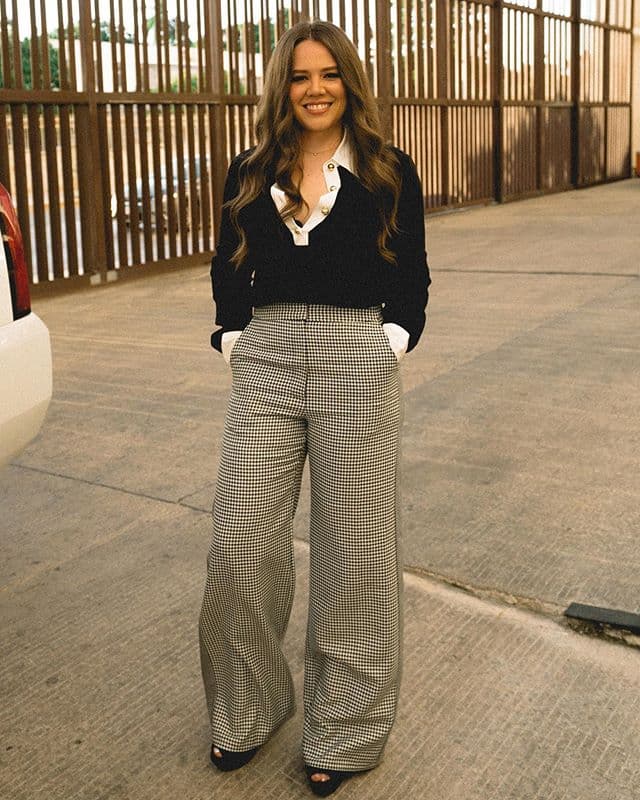 Otro básico, no sólo combina con todo, sino que te dará un aire vintage y con mucha onda, puede ser un pantalón trouser con estampado de cuadrillé; obtén el look colegial de Joy Huerta con un suéter y camisa blanca.
