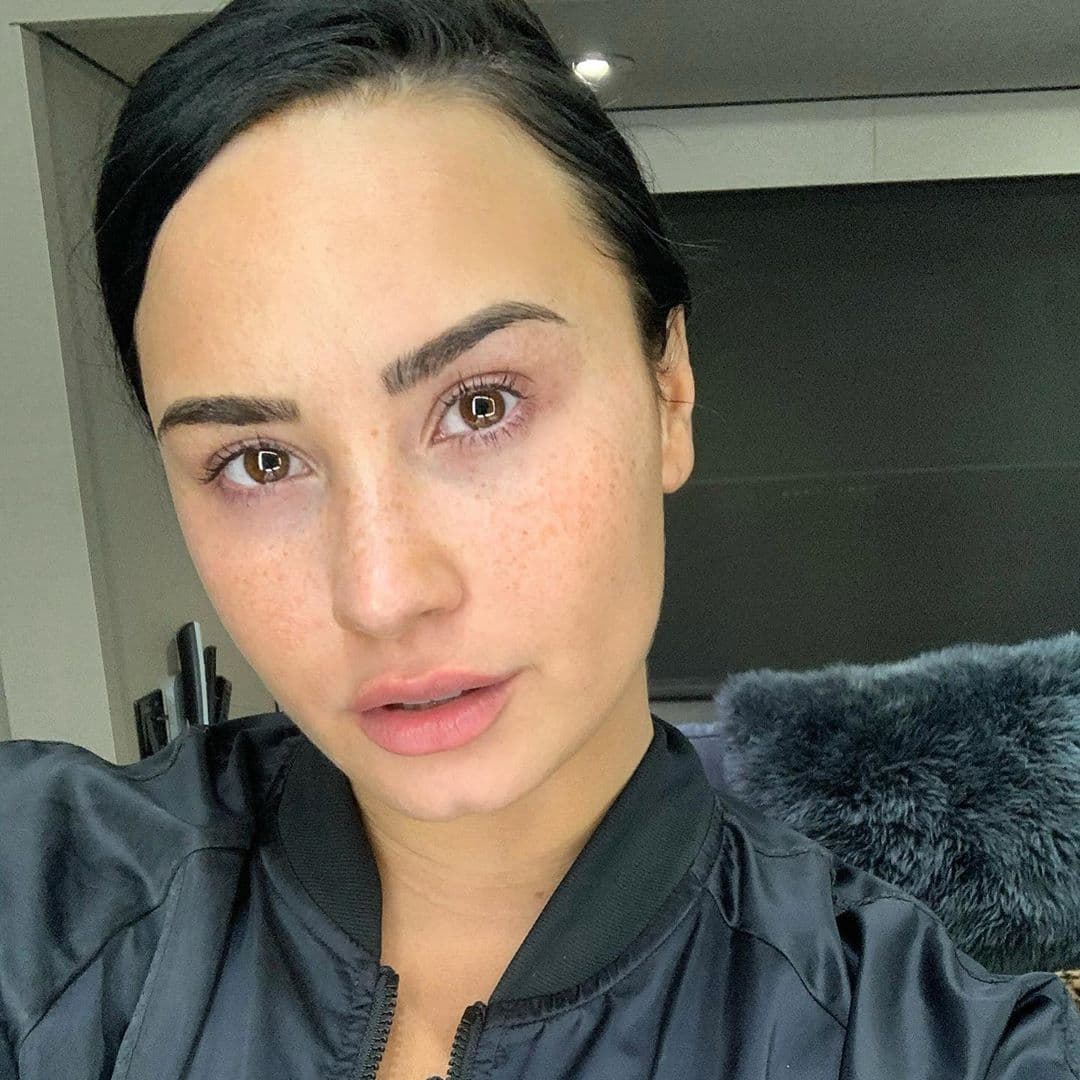 Recientemente, Demi Lovato compartió en su Instagram esta foto acompañada del texto "hace mucho que no hacía un #LunesSinMaquillaje, pero pensé que después de publicar tantas fotos glamorosas con mucho maquillaje y piezas e cabello, también es importante mostrarme debajo de todo eso. Así es como me veo el 85%-90% del tiempo. Orgullosa de mis pecas, las pompis en mi barbilla y de mí misma por amarte y aceptarme como soy."