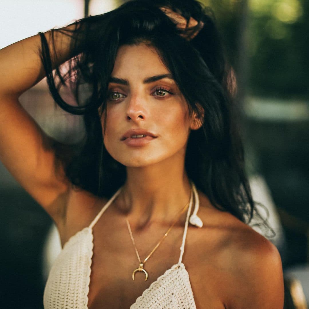 Aislinn, la hija mayor de Eugenio Derbez pasó duros momentos en la adolescencia, y es que a pesar de que desde hace años se dedica a la actuación y al modelaje, de jovencita fue víctima de burlas y eso la hizo tener inseguridades al punto de considerarse fea.
<br>
<br>“La adolescencia estuvo muy fuerte, muy fuerte. La verdad es que no me ayudaban muchas cosas, entre ellas tener un papá tan famoso porque sufría mucho Bullying en la escuela (...) Me decían que me parecía El Lonje Moco. Era diario enfrentarme a eso y, en verdad, era fuerte”.
<br>
<br>Aislinn aclaró que hasta los 15 o 16 se seguía preguntando lo que era gustarle a un niño, porque hasta ese momento nadie le había dicho que ella le gustaba.
<br>