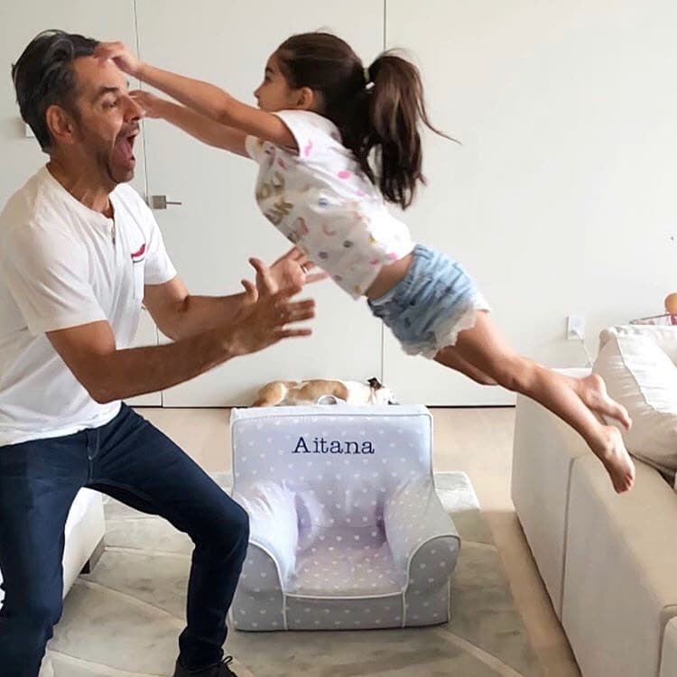 La reunión de Aitana Derbez con su padre Eugenio Derbez le valió cientos de 'Me gusta' en Instagram, ya que tras varios días de trabajo y sin ver a su pequeña, el comediante decidió sorprenderla.