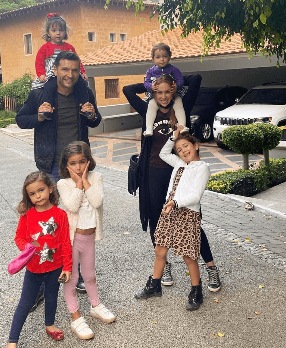 En su día a día, trata de estar cómoda, ya que tiene cinco hijas y prefiere arreglarse rápido para disfrutarlas.
<br>“Este es mi uniforme: una
<i>t-shirt,</i> unos jeans, mis tenis cool. Y si estoy en México y hace frío, un saquito, que se vea cool, o sea, ese sería mi uniforme. Ya si voy a ir a una entrevista de trabajo, ya me pongo mi taconcito”.