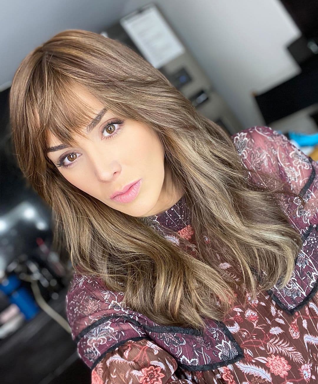La conductora de Netas Divinas recientemente publicó una imagen en la que sorprendió con un cambio de look, luciendo un nuevo fleco y su reacción fue lo más divertido: “¿Les gusta el look? Sí, ya sé, no parezco yo”, escribió la también actriz.
<br>