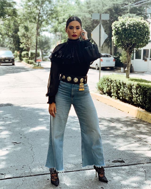 Pasando a looks más divertidos, ¿por qué no intentar este tipo de pantalones, pero en mezclilla? En el outfit de Galilea Montijo, la conductora de Hoy agrega formalidad a los pantalones con un cinto grueso, tacones y una blusa de chifón con holanes.