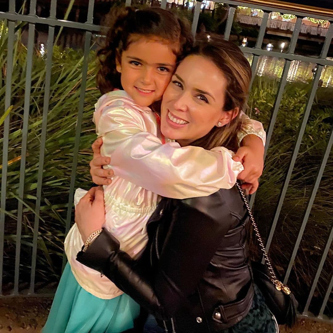 Jacky Bracamontes celebró el cumpleaños número seis de su hija Carolina con una íntima fiesta y con la ausencia de Martín Fuentes, quien tuvo que dejar Miami para cumplir con algunos compromisos de trabajo.