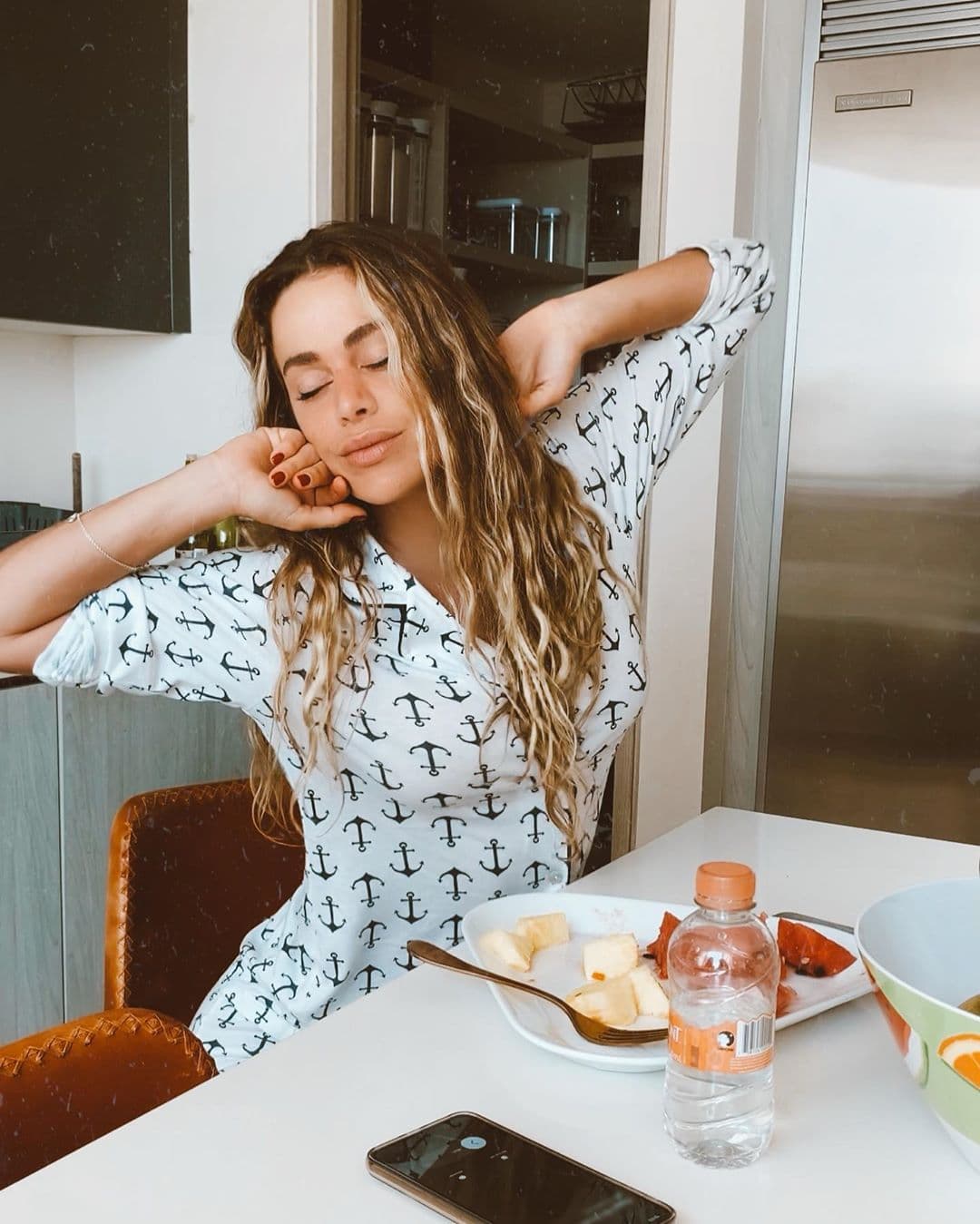 Sin el cabello alaciado, o moldeado con tenaza y plancha, la actriz disfrutó durante casi un año aquella melena rubia que le regresó la confianza en sí misma.