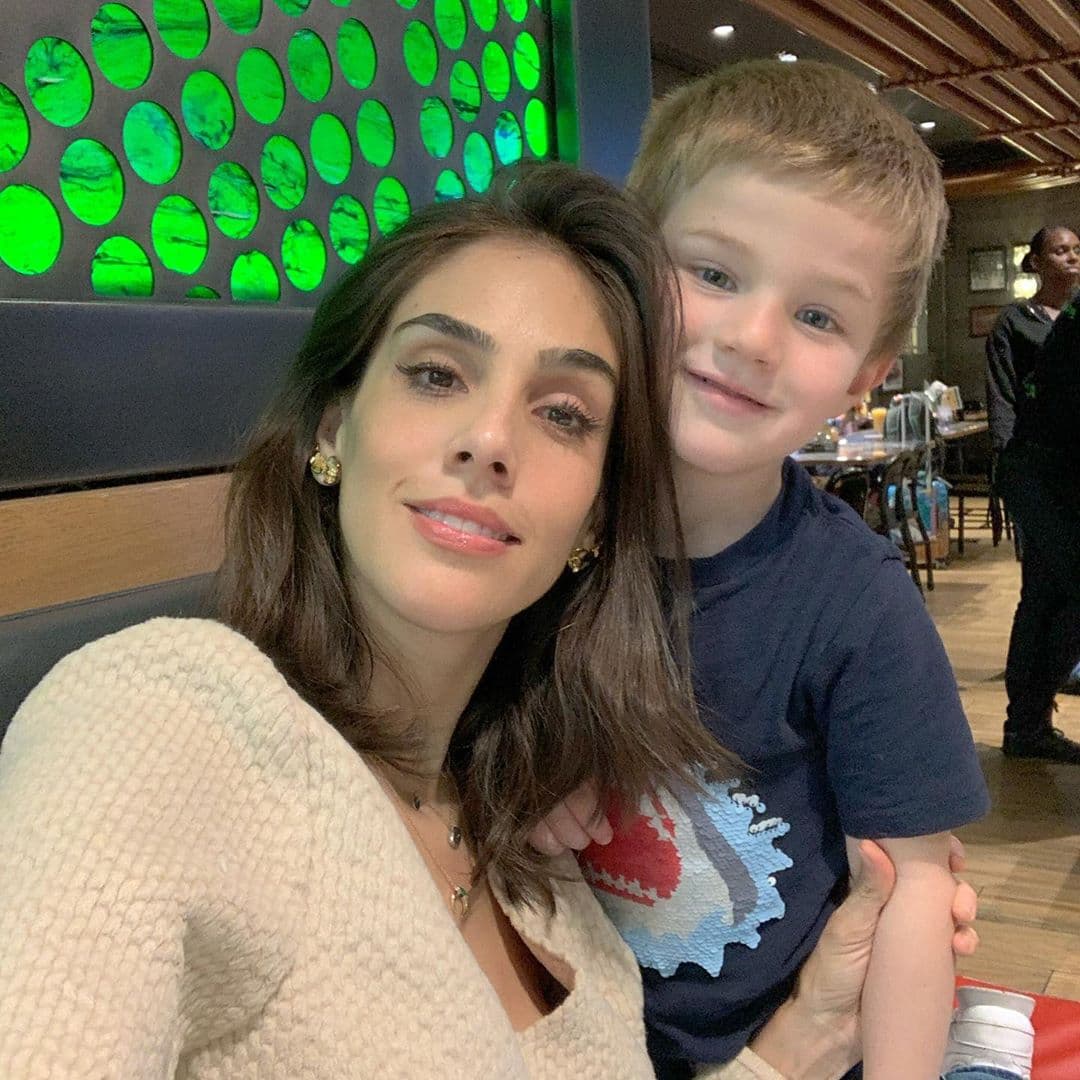 “En ningún momento me puse a dieta. Hay mujeres que suben después de parir, hay otras que bajan. Pero no se trata de juzgarnos de una persona a otra. Se trata de apoyarnos y de celebrar que estamos sanos. Que lograr traer una vida al mundo es un milagro y es una gran bendición. No soy perfecta pero celebro mi salud, mi cuerpo en mis diferentes etapas”, recalcó.