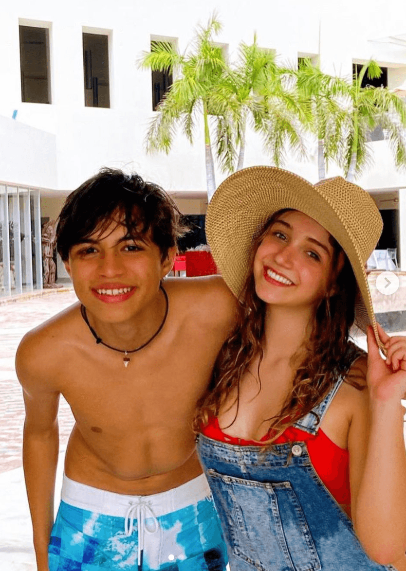 Hace unos días, Nina publicó dos fotografías con su compañero del melodrama. “Faby y Edy en la playa #teacuerdasdemi”. 
<br>
<br>Andrea Legarreta le comentó: “Ayyy son tan lindos, los amo”, Erik le respondió con emojis ojos con corazón mientras que Mia, su hermana mayor, dijo: “Son lo mejor”.