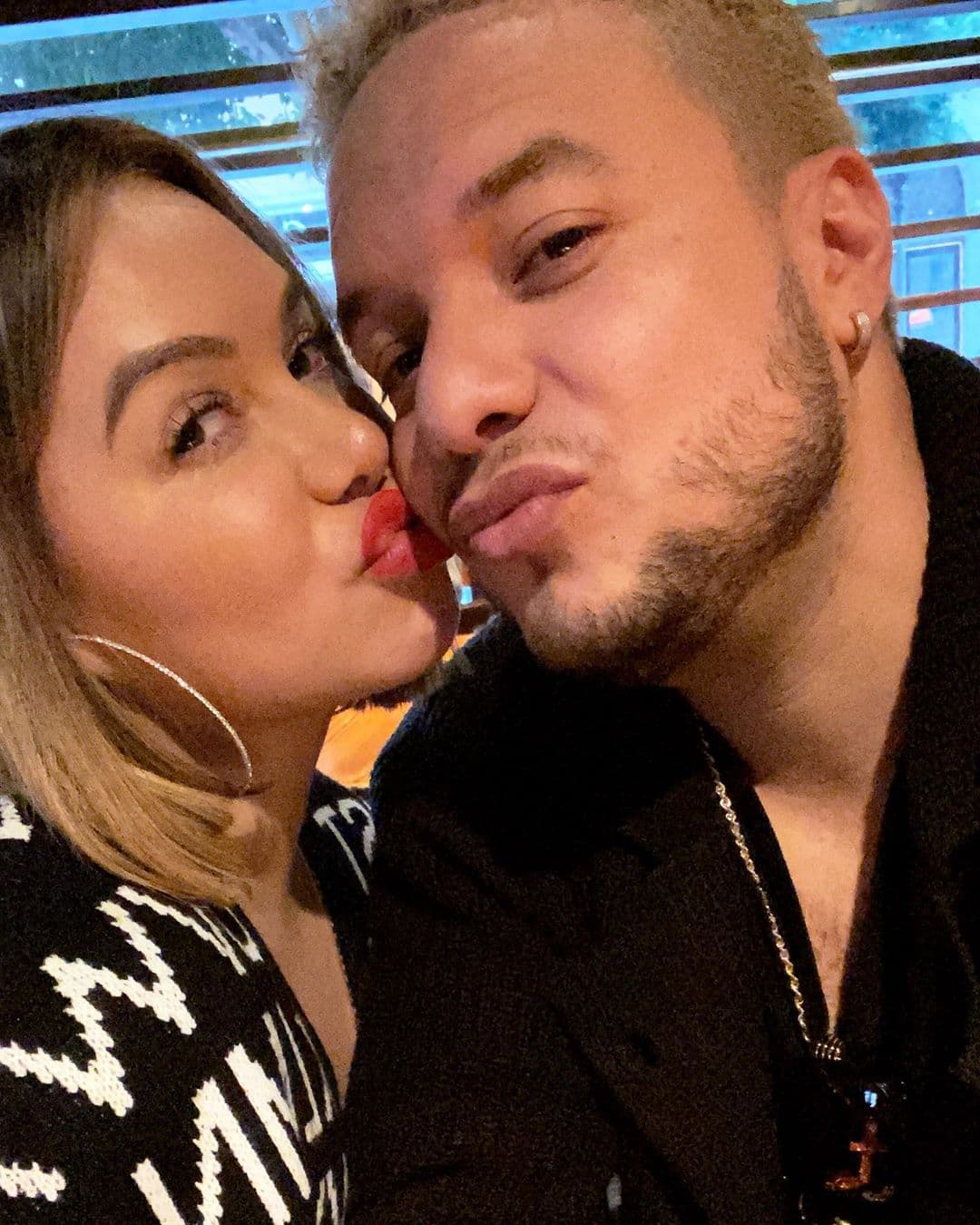 Luego de que cibernautas señalaran dicha actitud como la respuesta de quien se siente "despechado", el mismo cantante alzó la voz para aclarar que en ningún momento dedicó dicha publicación a su mujer.