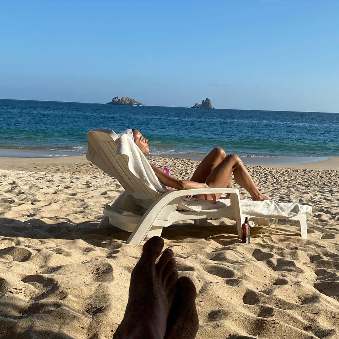 La llama del amor entre el matrimonio de casi 25 años sigue viva y Eduardo Capetillo lo confirma. En una imagen, el esposo de Biby Gaytán tomó una foto de la actriz y escribió: “Me gusta esa chaparrita ando viendo como me la ligo”.