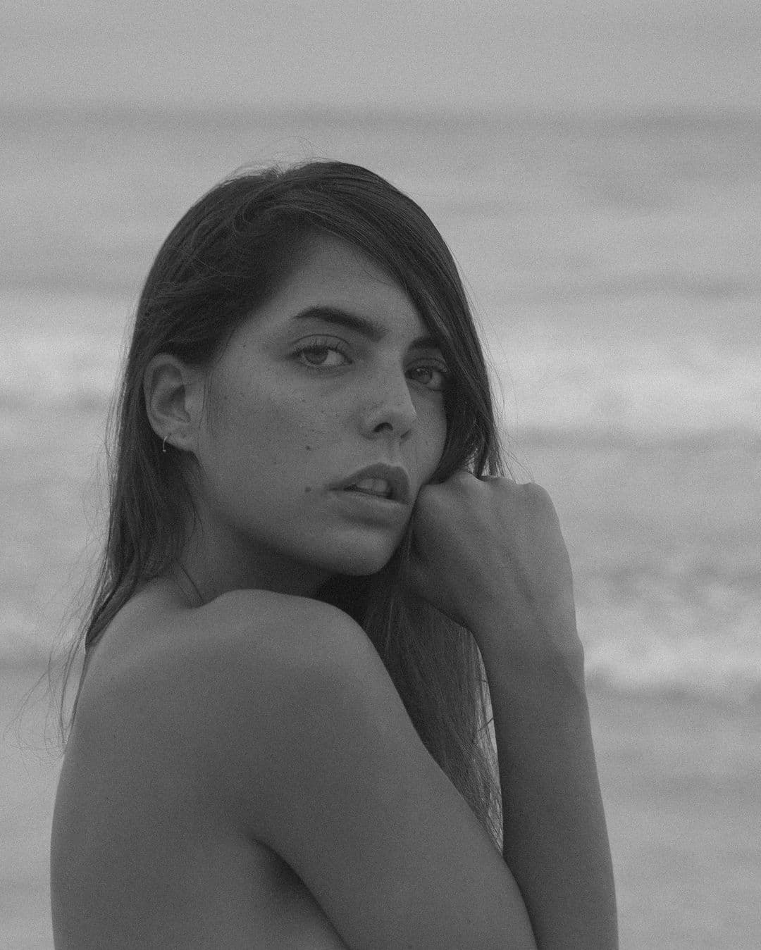 La hija de la fallecida Mariana Levy no se ha sentido fea como tal pero sí ha sentido vergüenza por la celulitis en sus piernas y nalgas. Así lo expresó a través de una foto de Instagram, donde se mostró al natural y explicó que ha sido víctima de inseguridades.
<br>
<br>“Les comparto esta foto que cuando vi por primera vez sentí horrible por la celulitis que había en mi pierna y por eso preferí no subirla (...) está bien si tu cuerpo experimenta cambios, está buscando la manera de adaptarse y poder brindar lo mejor para tu bienestar”, escribió, dejando claro que se ha aceptado tal y como es.
<br>