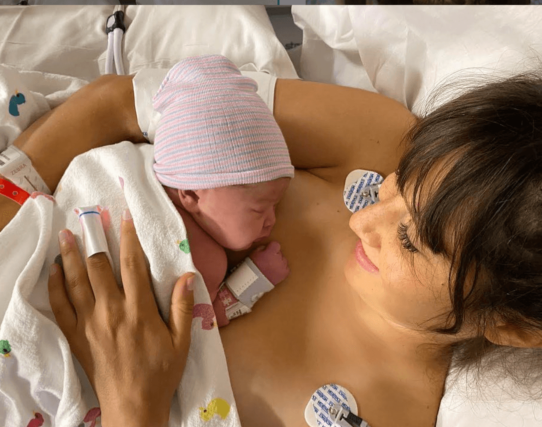 <b>Hannah</b>, integrante de las Haash, debutó en la maternidad el 3 de junio y decidió mostrar la primer postal en redes sociales. Mathilda fue el nombre que eligió para su bebita, quien se ha convertido en la sobrina preferida de Ashley, quien ha declarado que daría la vida por ella.