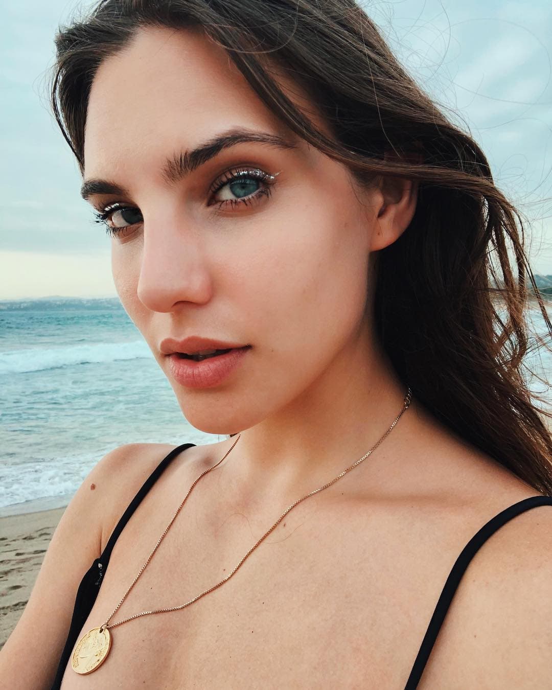 Brillo y cristales: Macarena Achaga se inspiró por esta idea que surgió de la serie de HBO, Euphoria (2019) y se ha adaptado de forma más casual con pequeños brillos y piedras alrededor de los ojos para resaltar la mirada.