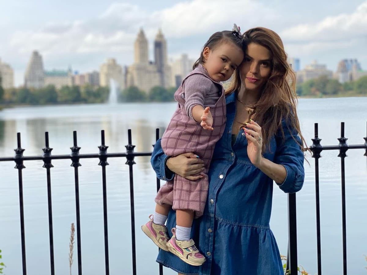 Claudia Álvarez conmueve al mostrar la reacción de su hija Kira al ver su pancita.