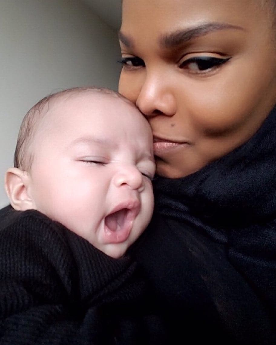 Es imposible de hablar de famosas que lograron embarazarse después de los 40 años sin hablar de Janet Jackson. La famosa intérprete se convirtió en mamá por primera vez a sus 50 años, cuando dio a luz al pequeño Eissa Al Mana. Aunque fueron pocas las veces en las que la cantante se dejó ver embrazada, fue un 4 de enero del 2017 cuando la cantante mostró al mundo una tierna selfie junto a su primogénito.