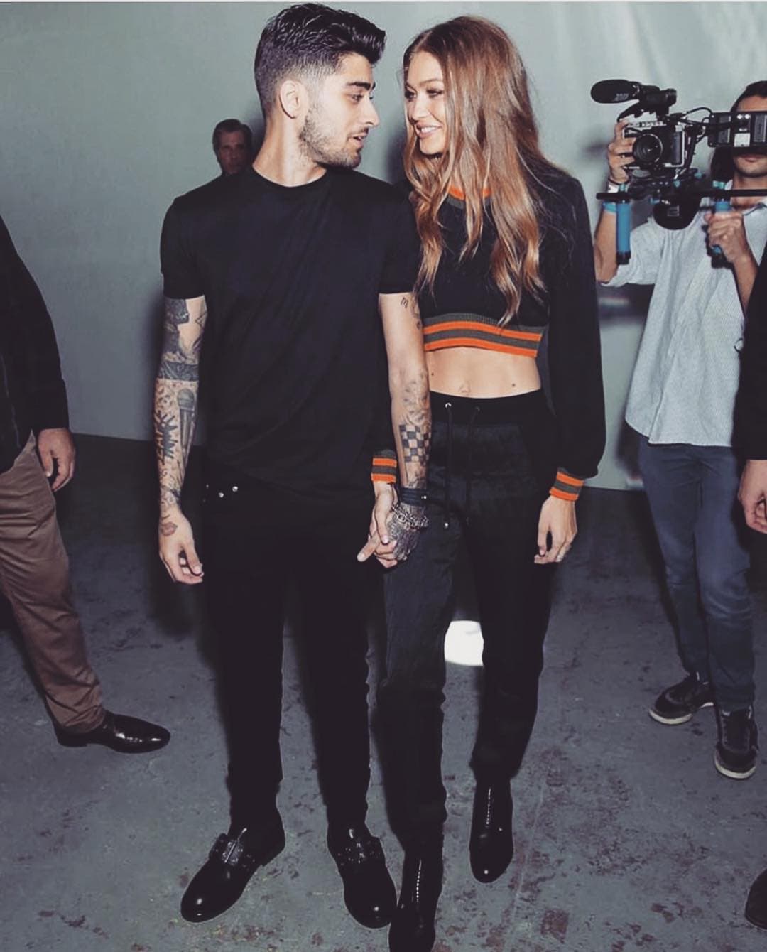 Gigi compartió una fotografía de Zayn con el gif de un animalito enamorado y junto a la imagen escribió el mensaje: “Hey Valentine Z en la granja”. Con esto nos dejaron claro que la relación amorosa sigue viva entre ellos.