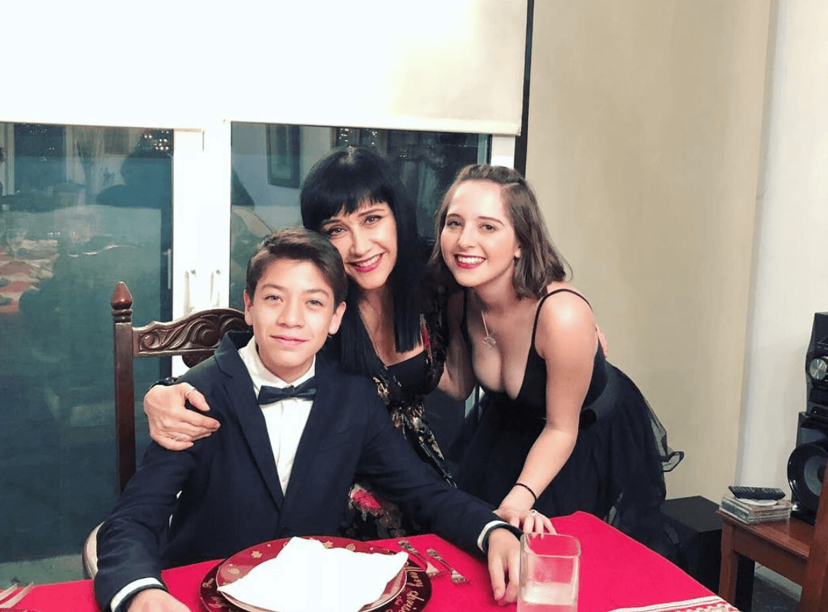 <b>Susana Zavaleta </b>tiene dos hijos, el segundo, Mateo, formó parte de su familia desde que era un bebé. Hoy tiene 13 años y la actriz se ha mostrado orgullosa por cada uno de sus logros, incluso el adolescente ya incursionó en la actuación.