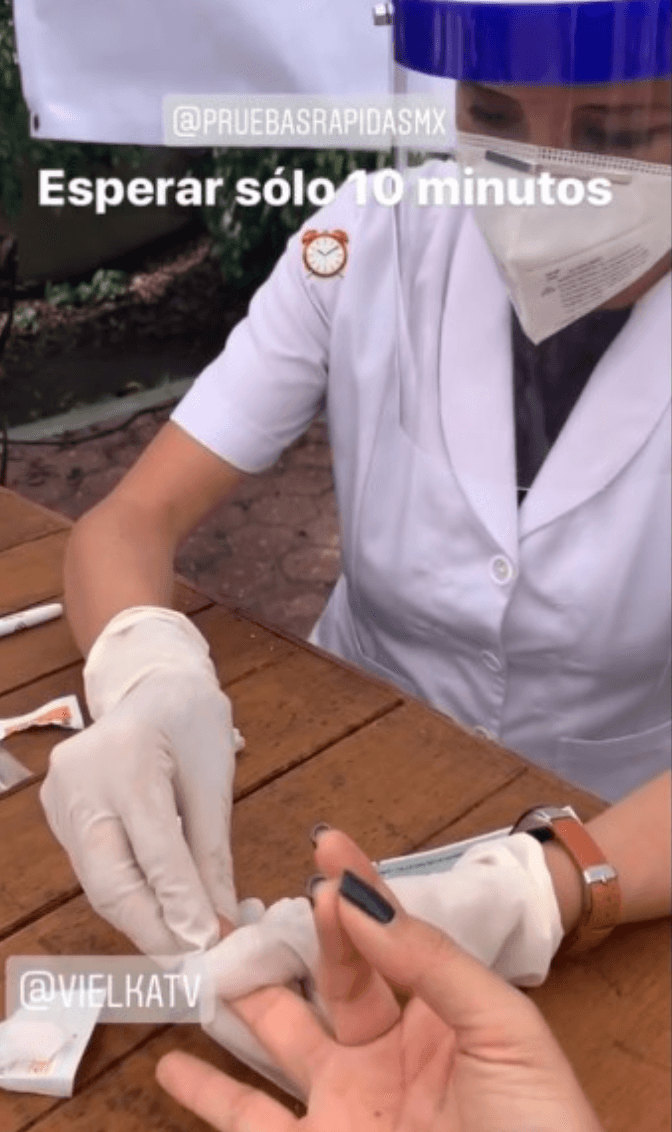Los novios fueron precavidos y antes de iniciar la celebración, los invitados fueron sometidos a una prueba rápida para determinar si tenían coronavirus. Todo con el fin de evitar la propagación del virus.