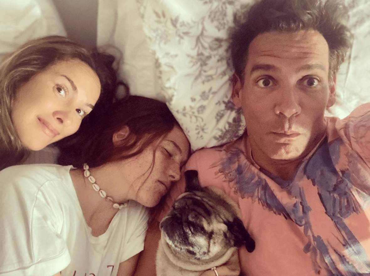 Cristian de la Fuente publicó una postal acompañado de su esposa, Angélica Castro, su hija, Lau y su mascota. El actor, quien radica en Chile, aseguró que ante la pandemia, él y su familia se quedan en su hogar.
