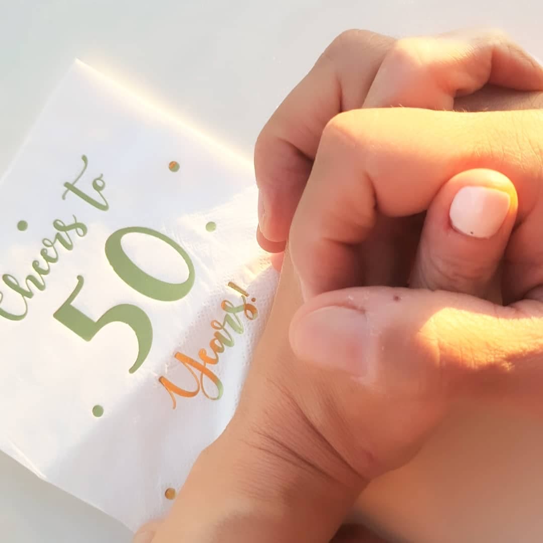 La pareja mantuvo durante un tiempo su relación en hermetismo, sin embargo, el pasado 23 de noviembre, fue cumpleaños del integrante de Magneto, y la pelirroja aprovechó la ocasión para finalmente confirmar su noviazgo. 
<br>
<br>"Feliz cumpleaños, que sea un año maravilloso", escribió Daniela Magún, a lo que Alex respondió: "Gracias por esta gran celebración, gracias por tanto y todo TAKMD".