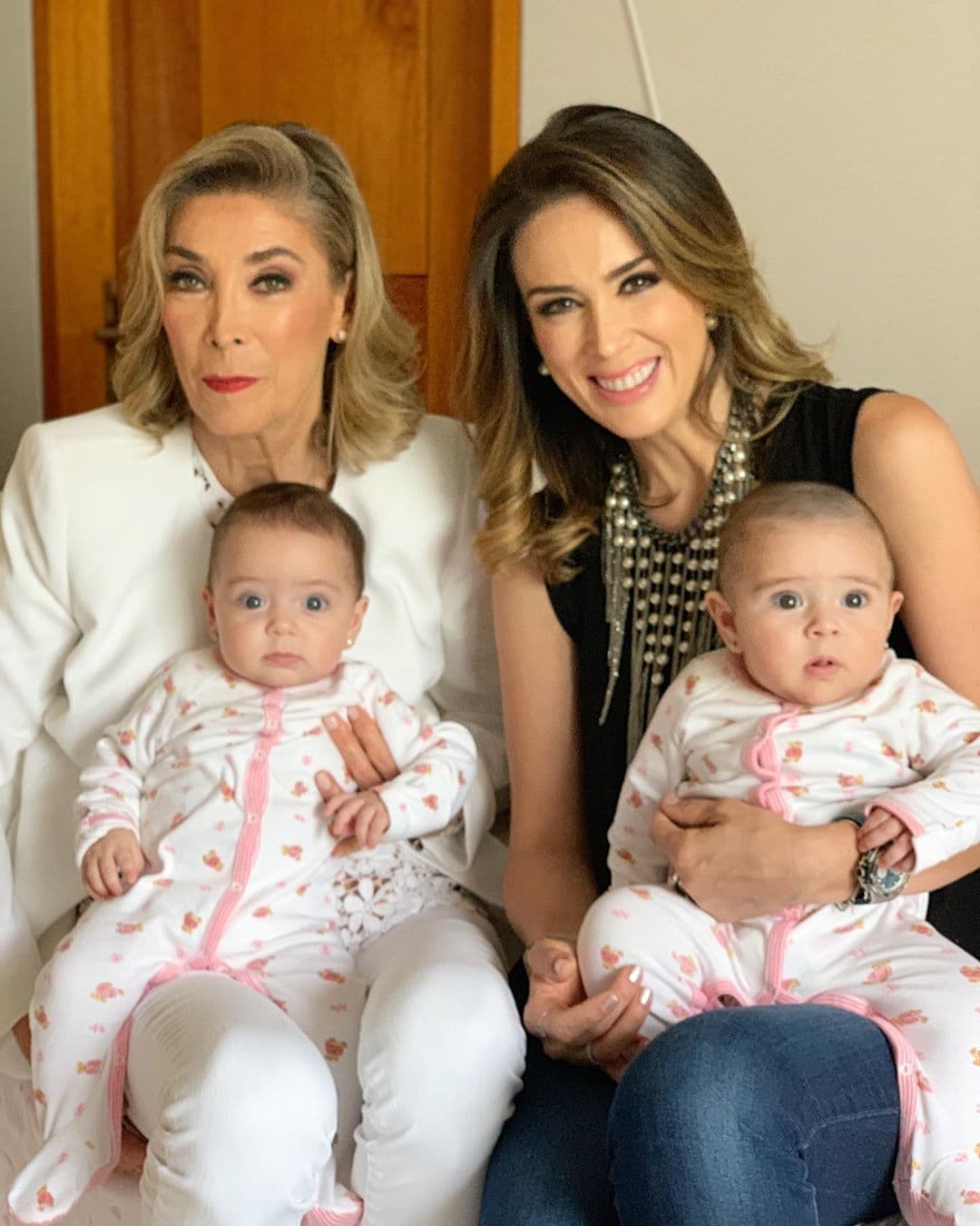 Jacqueline Van Hoorde, madre de Jacky, con las nietas más pequeñas de la familia.