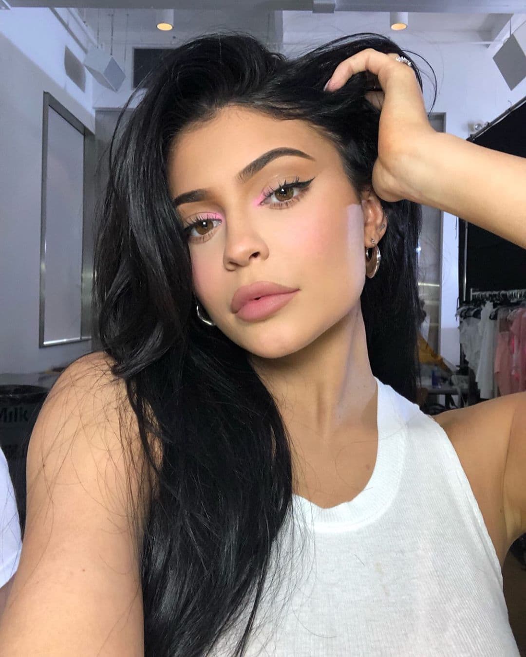 Labios gruesos: Kylie Jenner y sus famosos lip kits cambiaron la industria del maquillaje, ofreciendo productos para simular unos labios más gruesos con el uso de delineador y colores nude.