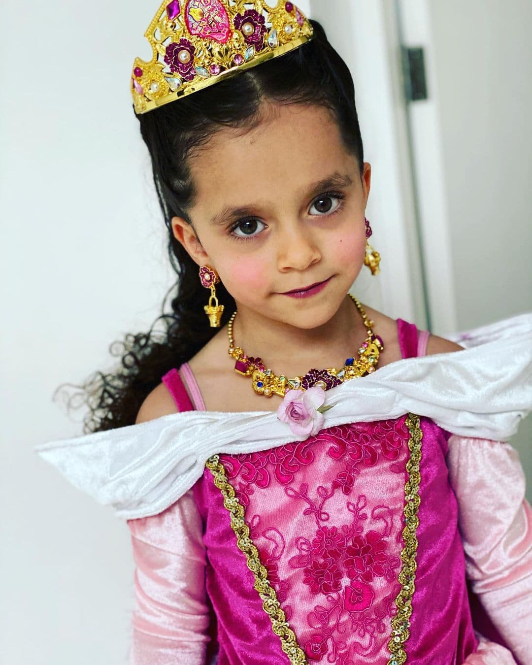 La pequeña Máxima convirtió en realidad su sueño de verse como una verdadera princesa, con todo y maquillaje, con un look de "La Bella Durmiente".