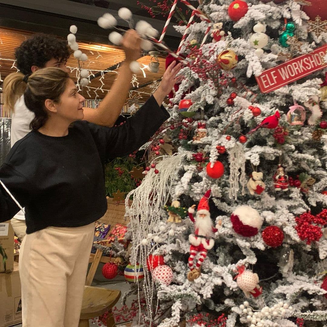 <b>Itatí Cantoral</b> decidió decorar su árbol junto a su hija María Itatí y uno de los gemelos que procreó con
<b>Eduardo Santamarina</b> . Este árbol simula estar nevado, el cual combina a la perfección con las esferas rojas y marfil que le pusieron de varios tamaños.
<br>
<br>En la punta se puede ver un enorme moño rojo, mientras que en la parte de abajo hay osos , regalos y muñecos de nieve.