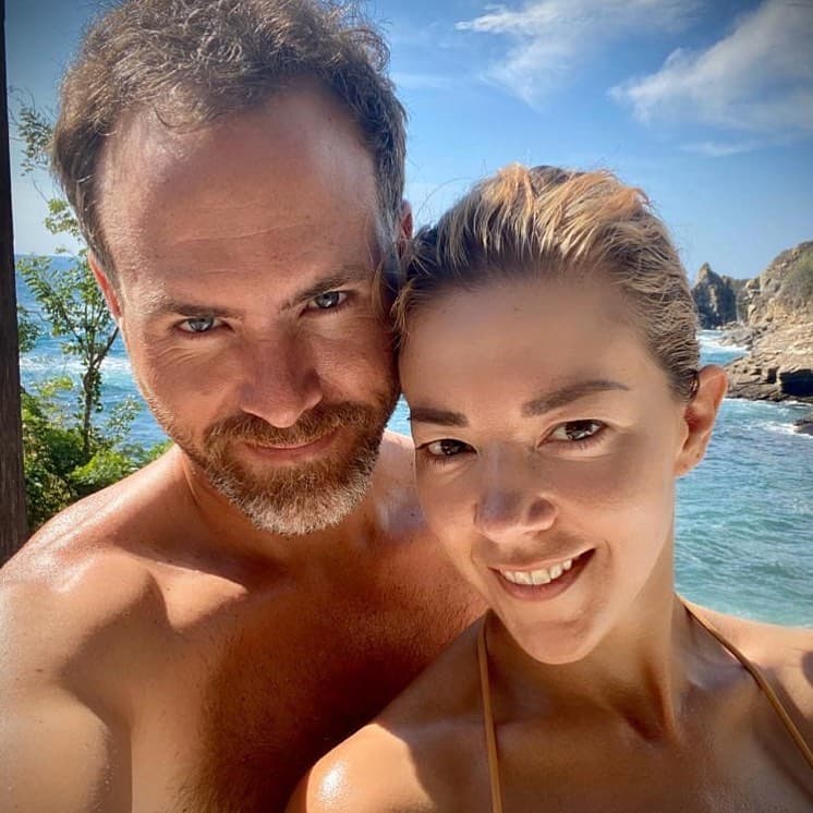 La pareja resaltó que son conscientes de la profesión que eligieron, por lo que los celos no caben en esta relación.