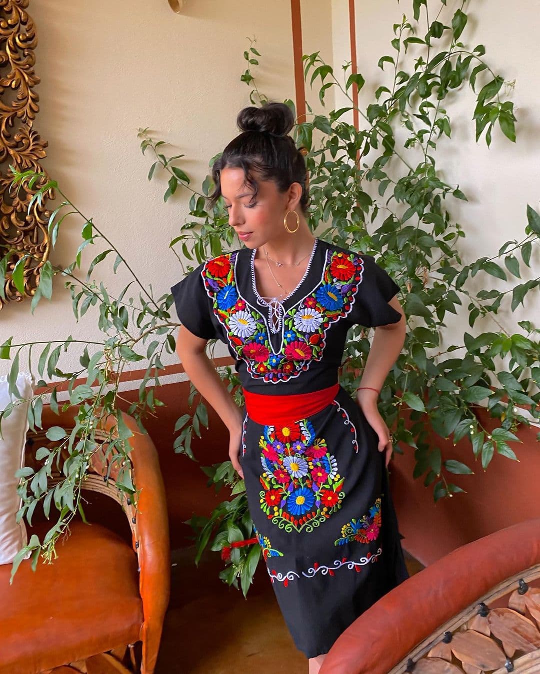 Desde vestidos con bordados típicos mexicanos, hasta rebosos y huipiles; Ángela Aguilar ha demostrado que su clóset no es el de cualquier adolescente, además, en repetidas ocasiones ha comentado que todo ha sido, en parte, gracias a su famosa abuela.
