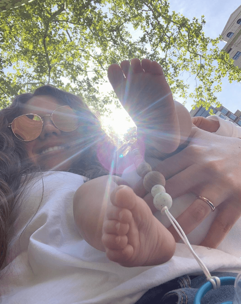 Joy Huerta es una artista que ha querido mantener su vida en privado. El año pasado se convirtió en madre por primera vez y desde el nacimiento de Noah, ella ha preferido no mostrar su carita. Después de siete años de relación con su esposa, Diana Atri, recientemente, la presentó ante sus seguidores.