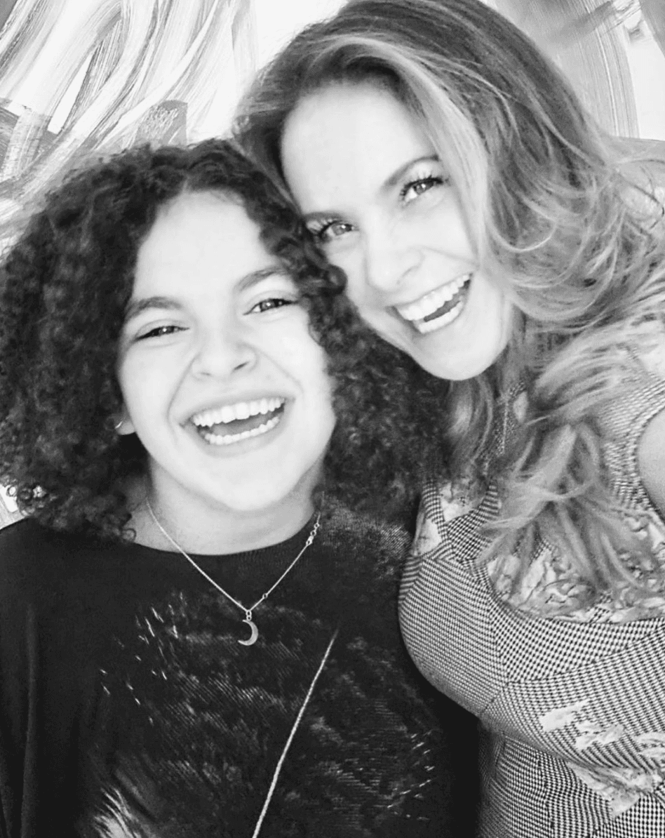 Lucero y su hija cantan juntas