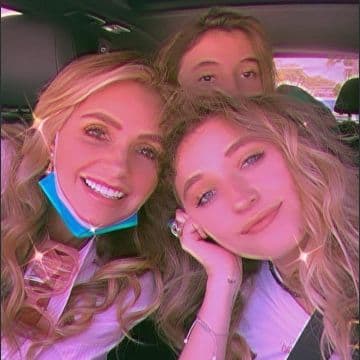 Fernanda tiene 21 años y con el paso del tiempo se ha consolidado como una destacada influencer, ya que disfruta de compartir a sus seguidores todo sobre su gusto sobre moda y maquillaje, sin embargo, otra faceta de la hermana menor de Sofía Castro se desarrolla en el ámbito músical.