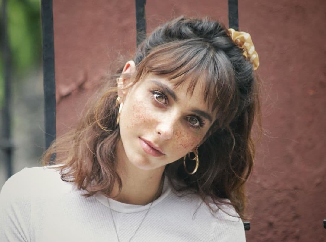 "¿Es el joven que te toma las fotos donde te ves bien chula y feliz porque el es responsable no solo de la foto si no, de lo que irradia en ella?", preguntó un seguidor de Natalia en Instagram.