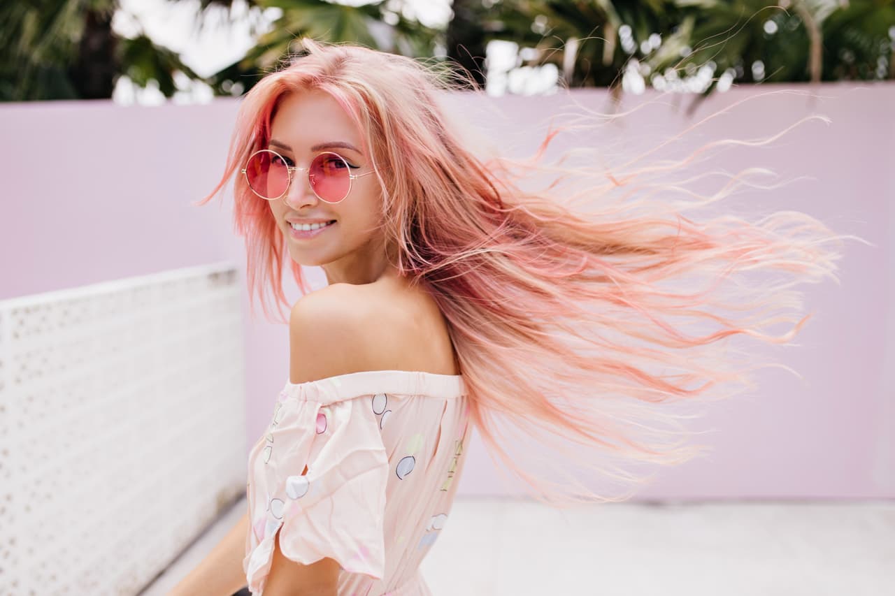 Si el color rosa predomina en tu armario, tendrás un accesorio aún más “cool” en tu “outfti”: ¡tu cabello!