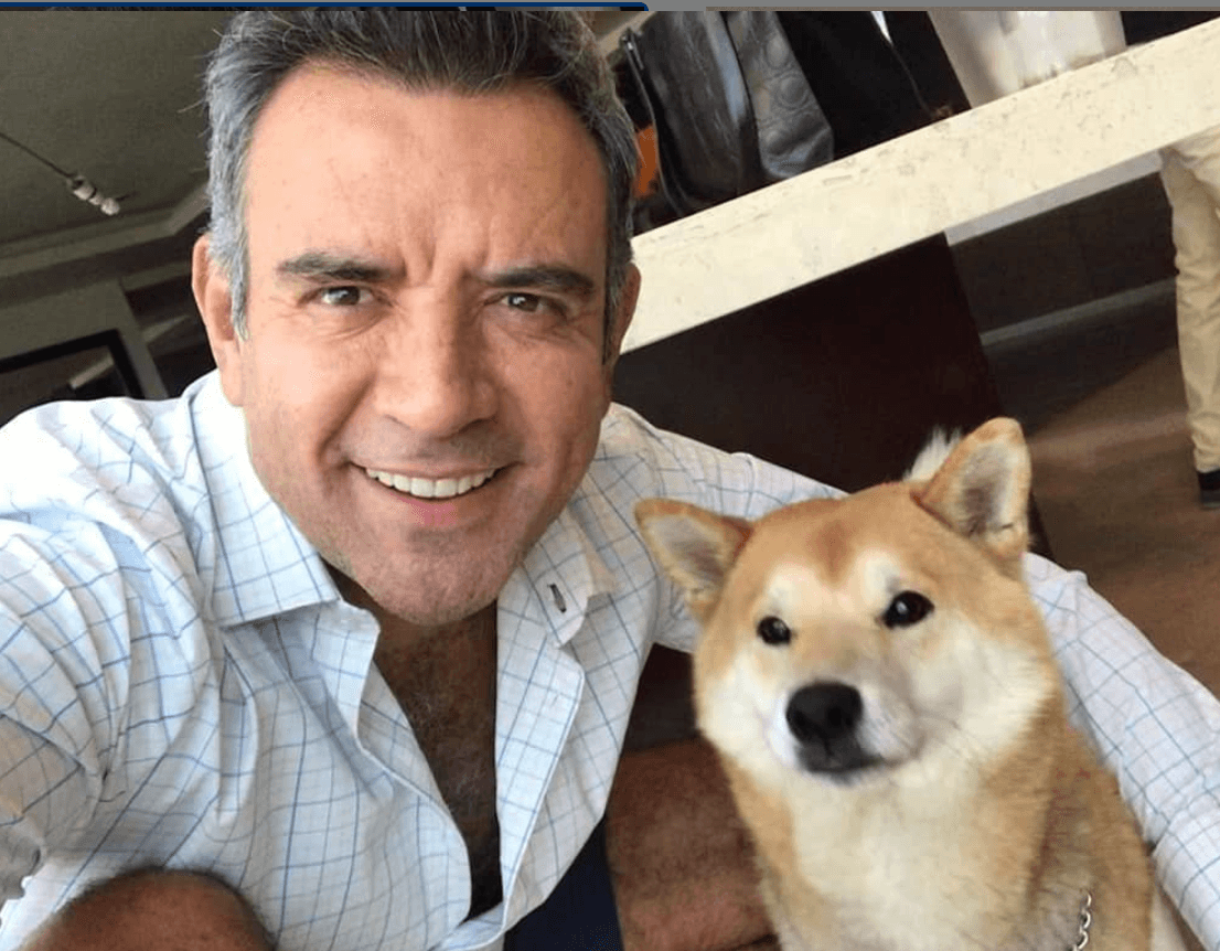 Muchos de los fans de
<b>Héctor Sandarti</b> no saben que él nació en Guatamala. El conductor explicó en una reciente entrevista con Mara Patricia Castañeda cuál es el permiso que tiene para permanecer en el país, luego de radicar aquí por 27 años: “Yo en México soy inmigrado, es mi estatus migratorio. Me permite vivir en el país, trabajar como mexicano, pagar impuestos, poner negocios, comprar propiedades, pero simplemente no soy mexicano, sigo siendo guatemalteco”.