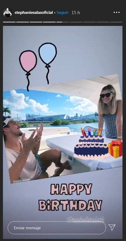 La cumpleañera usó un vestido tejido de transparencias, traje de baño color gris y unas grandes gafas de sol.