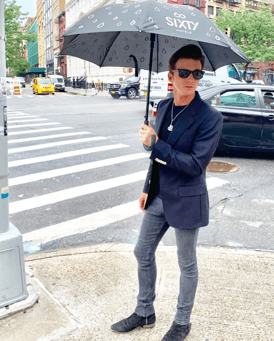 <b>Drake Bell</b> es estadounidense, pero en muchas ocasiones ha declarado el amor que siente por el país. Muchos ya hasta lo consideran un mexicano más. El actor ha hablado de lo mucho que disfruta de la comida (sobre todo los tacos), los dulces típicos y por su gente. En una entrevista reveló: “Simplemente me enamoré de este lugar, la gente es increíble. Amo tocar rock and roll aquí y a los fans les encanta”.