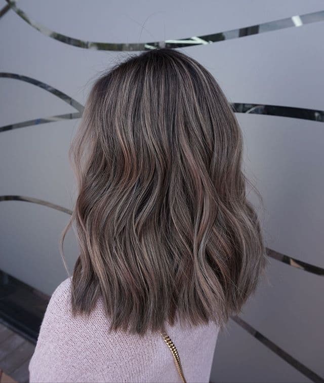 Una tendencia en rubios qué más ha llamado la atención este año es la de los “rubios de champiñón” o “mushroom blonde”, un estilo que combina el castaño claro con el rubio junto a un subtono cenizo.