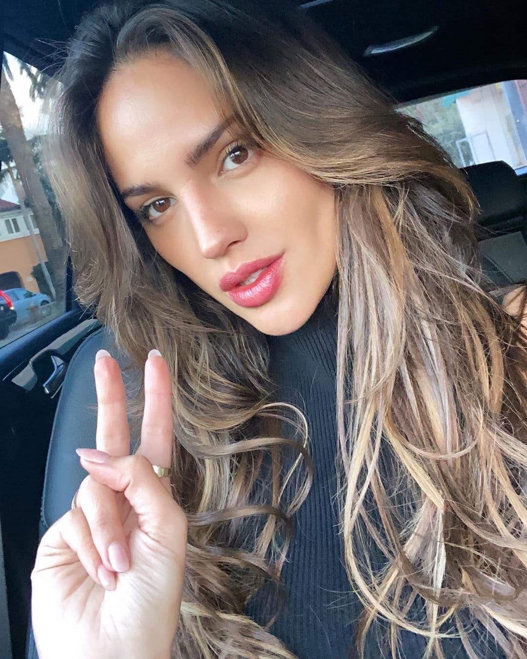 La mexicana había usado una larga cabellera color marrón durante los últimos años, sin embargo, a finales del 2019, se comenzó a ver a la actriz de "Baby Driver" usar melenas cada vez más cortas.