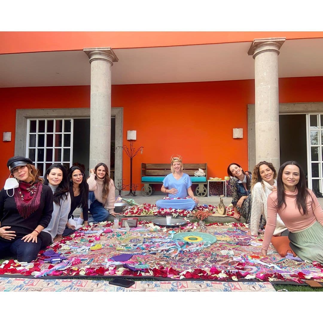 A diferencia de celebraciones convencionales en el occidente, como los 'Baby Shower', la ceremonia de maternidad o "Bleessingway" consiste en que la futura madre se reúne con su círculo más íntimo y cercano de mujeres, ya sea familiares o amigas, y consiste en toda una fiesta dedicada a la próxima mamá y su hijo.