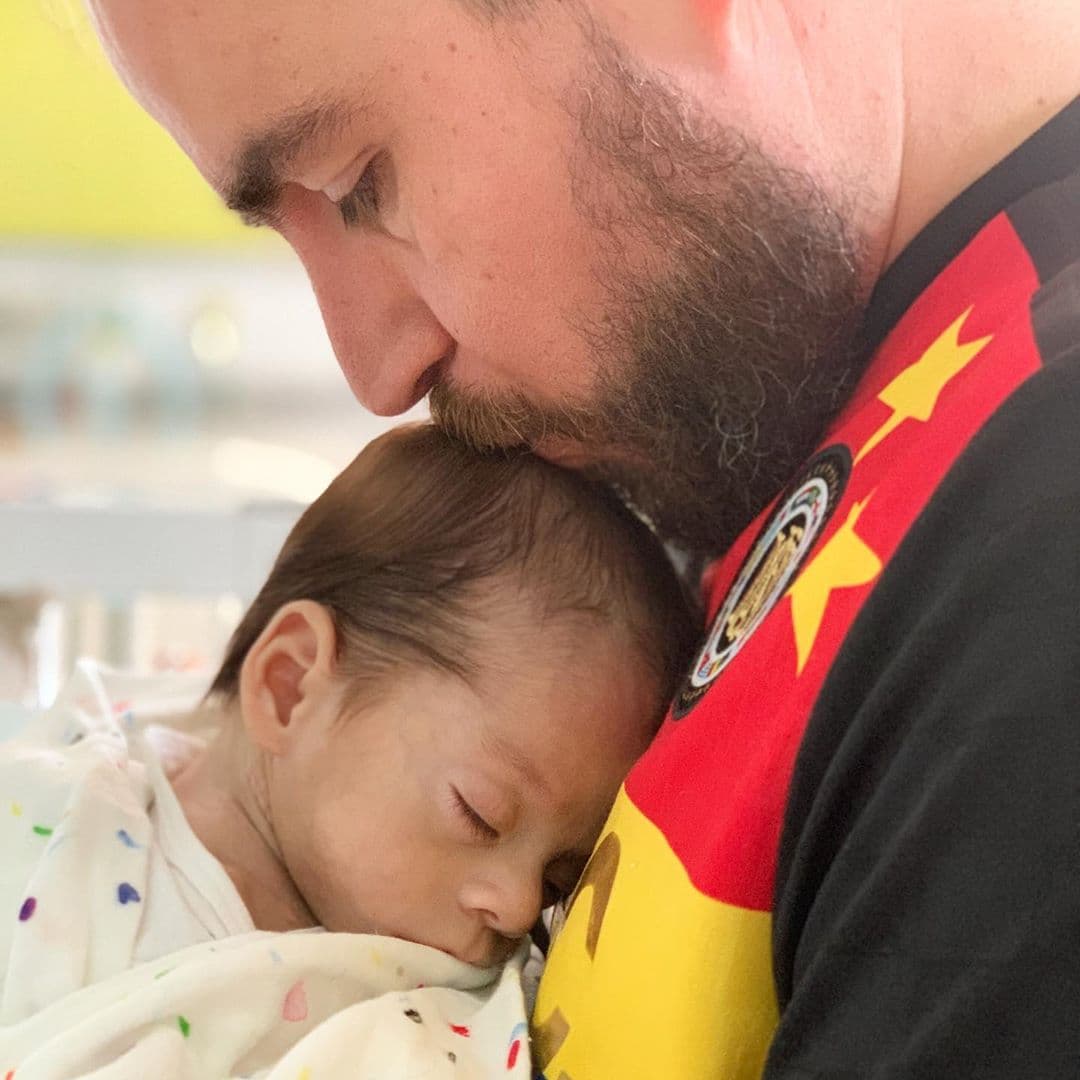 El locutor Francisco Alanís, conocido como ‘Sopitas’, despidió a su bebé de poco más de un año, quien falleció por una bacteria el pasado 29 de enero. Sopitas aplaudió que su hijo siempre peleó la batalla “como un campeón".