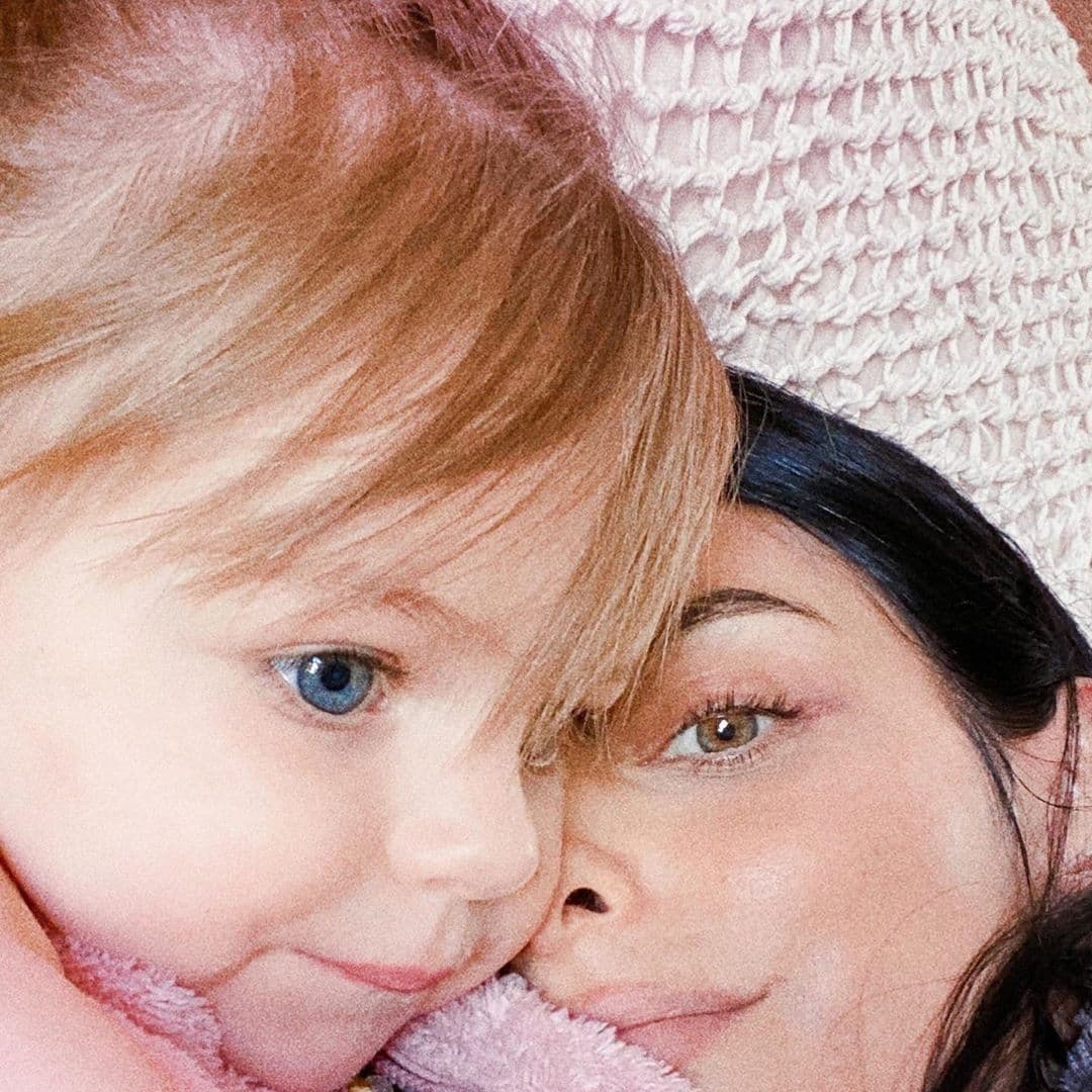 La hija mayor de Eugenio Derbez le cuenta a Kailani todo lo que pasa a su alrededor a través de un lenguaje cercano a su edad, por lo que Ais está preparada para cuando deba comunicarle a la nena cuando ella y el actor se separen por completo.